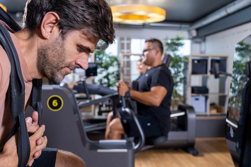 Mehrere Personen trainieren konzentriert in einem modernen Fitness- und Physiotherapie-Zentrum beim TVG 1893 in Essen – Kombination aus Prävention, Bewegung und gesundheitsorientiertem Training.