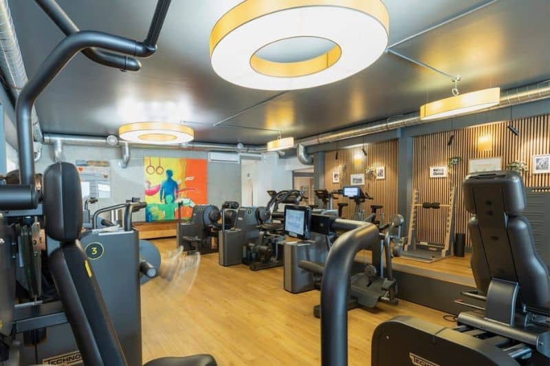 Moderner Trainingsbereich mit hochwertigen Fitnessgeräten im Gesundheitszentrum des TVG1893 Essen für Kraft- und Gesundheitstraining