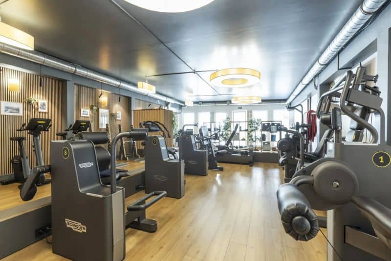 Moderner Trainingsbereich mit Fitnessgeräten im Gesundheitszentrum des TVG1893 Essen für Kraft- und Ausdauertraining